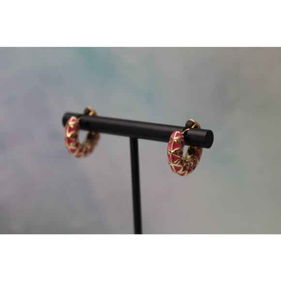 Small Huggie Gold Tone Earrings with Bright Pink Enamel E142 - Picture 1 of 3